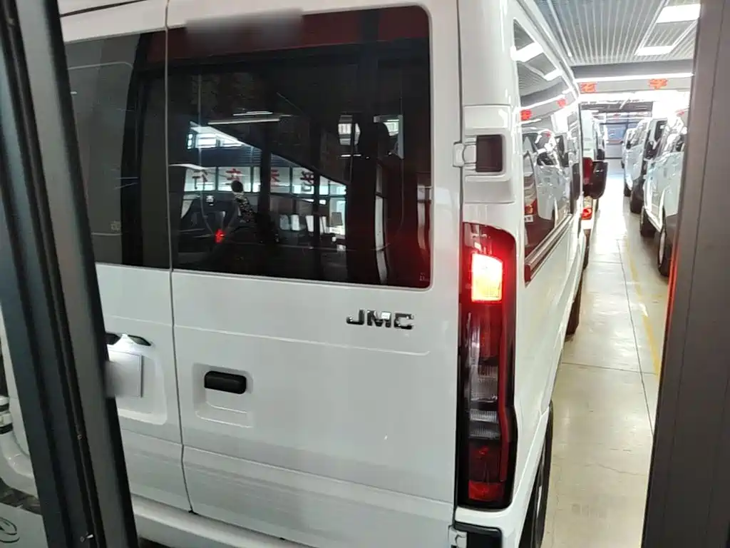 Jiangling JMC Fushun 2026 2025 Model 2.0T 6MT Diesel Short Wheelbase Low Roof Commercial MPV 5/6 Seats with Dual Swing Doors