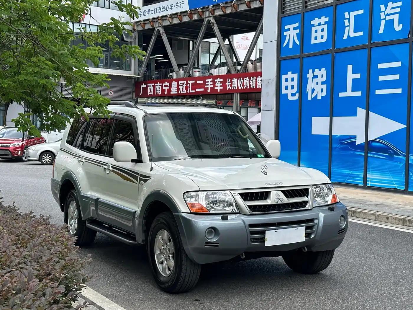 Mitsubishi Pajero 2006 Model 3.0L AT GLS фото 3