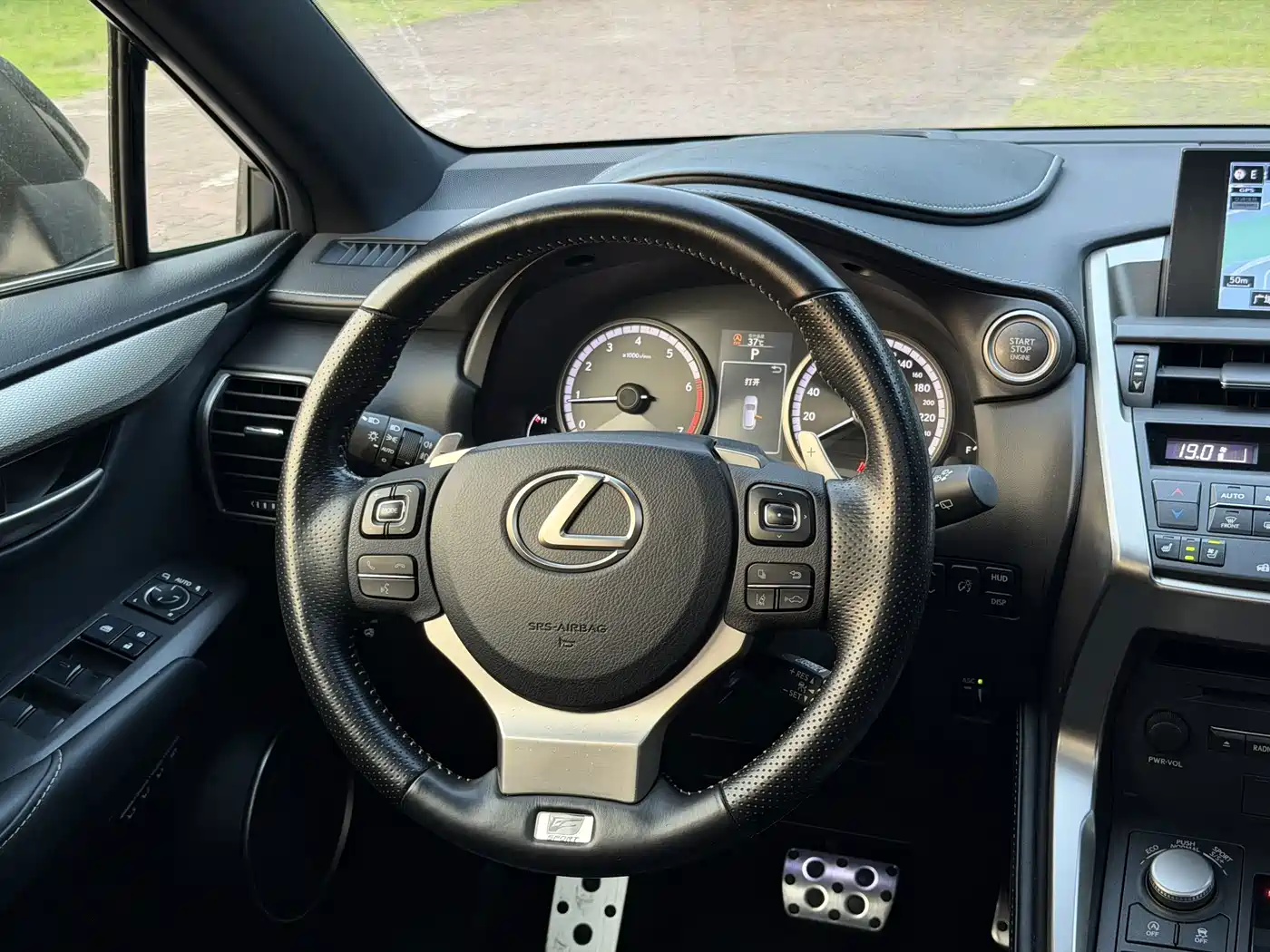 Фото 15 - Lexus NX