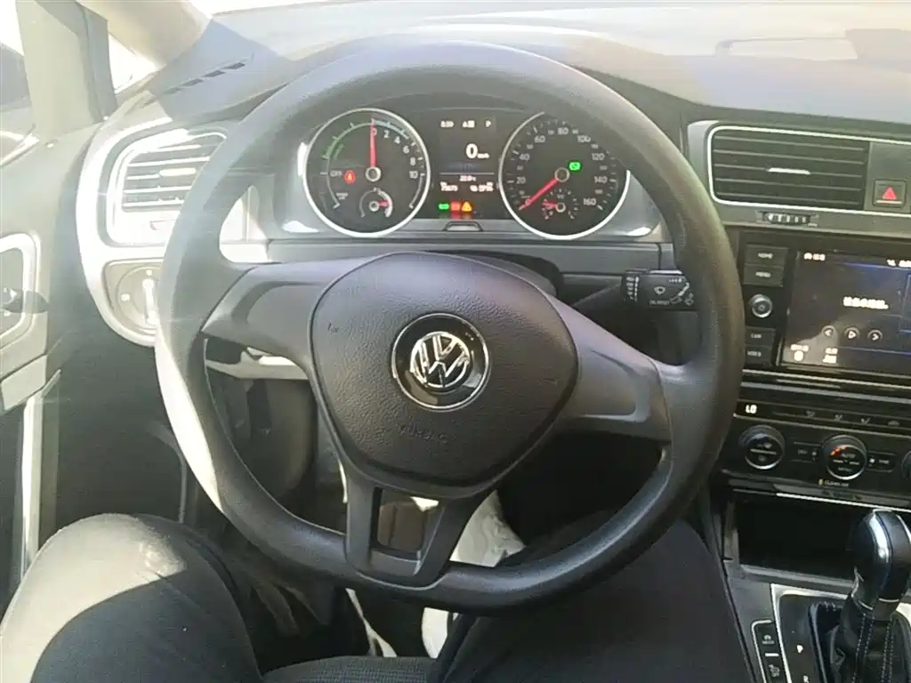 Volkswagen Golf Electric 2020 Chi фото 11