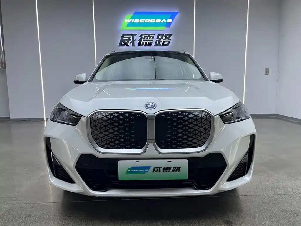2025 BMW iX1
