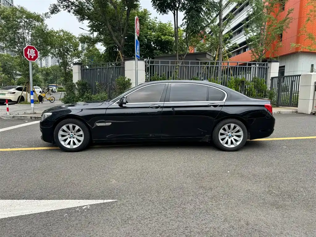 BMW 7 Series 2009 740Li Luxury фото 3