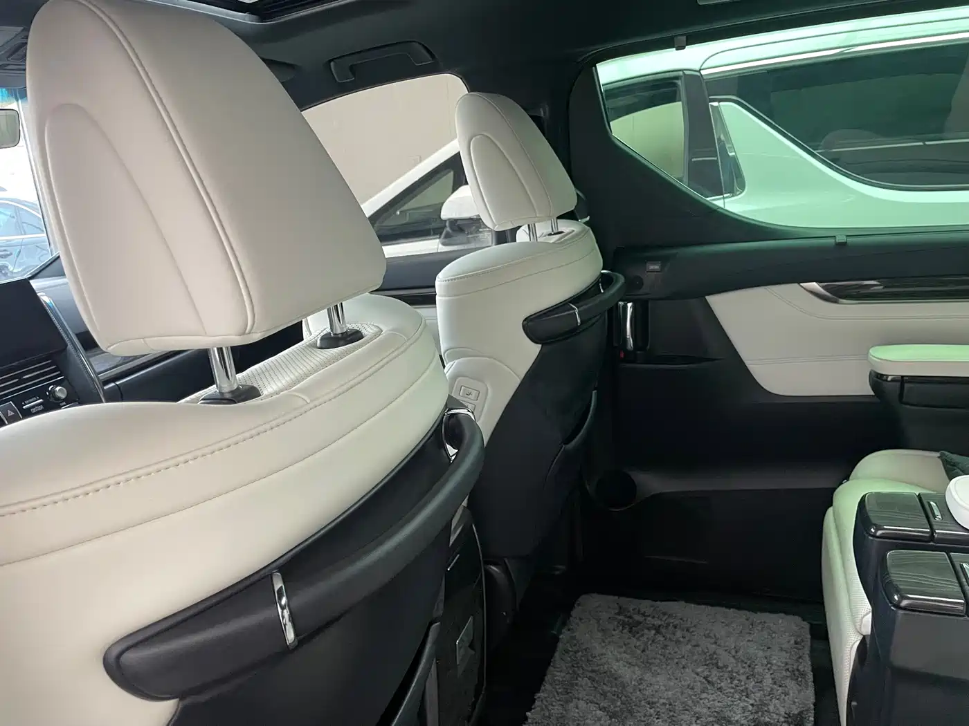 Lexus LM 2020 300h Seven-Seater Elegance Edition фото 31
