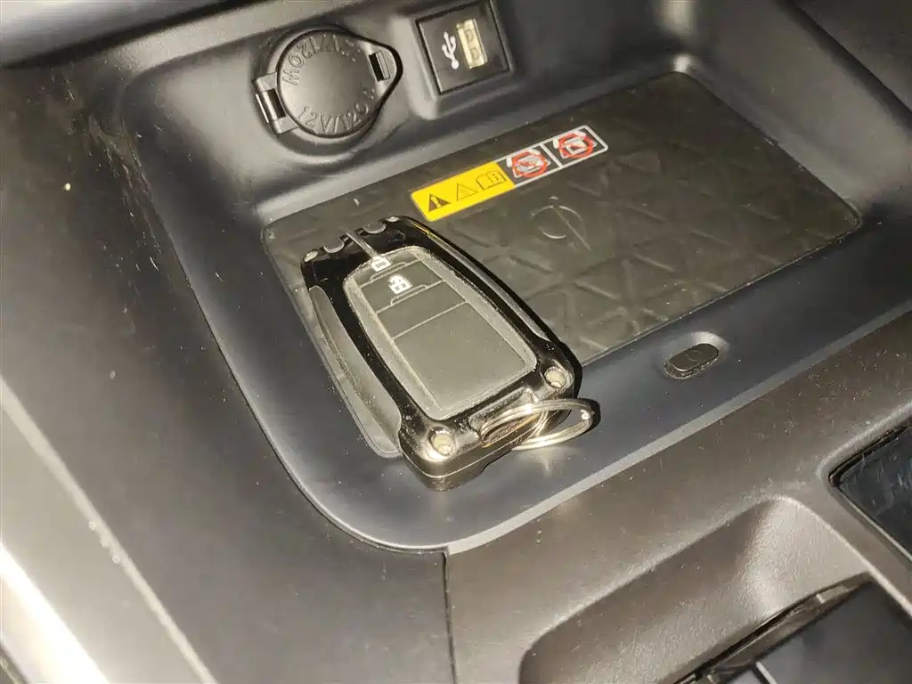 Toyota RAV4 Rongfang 2023 2.0L CVT 2WD 20th Anniversary Platinum Edition фото 9