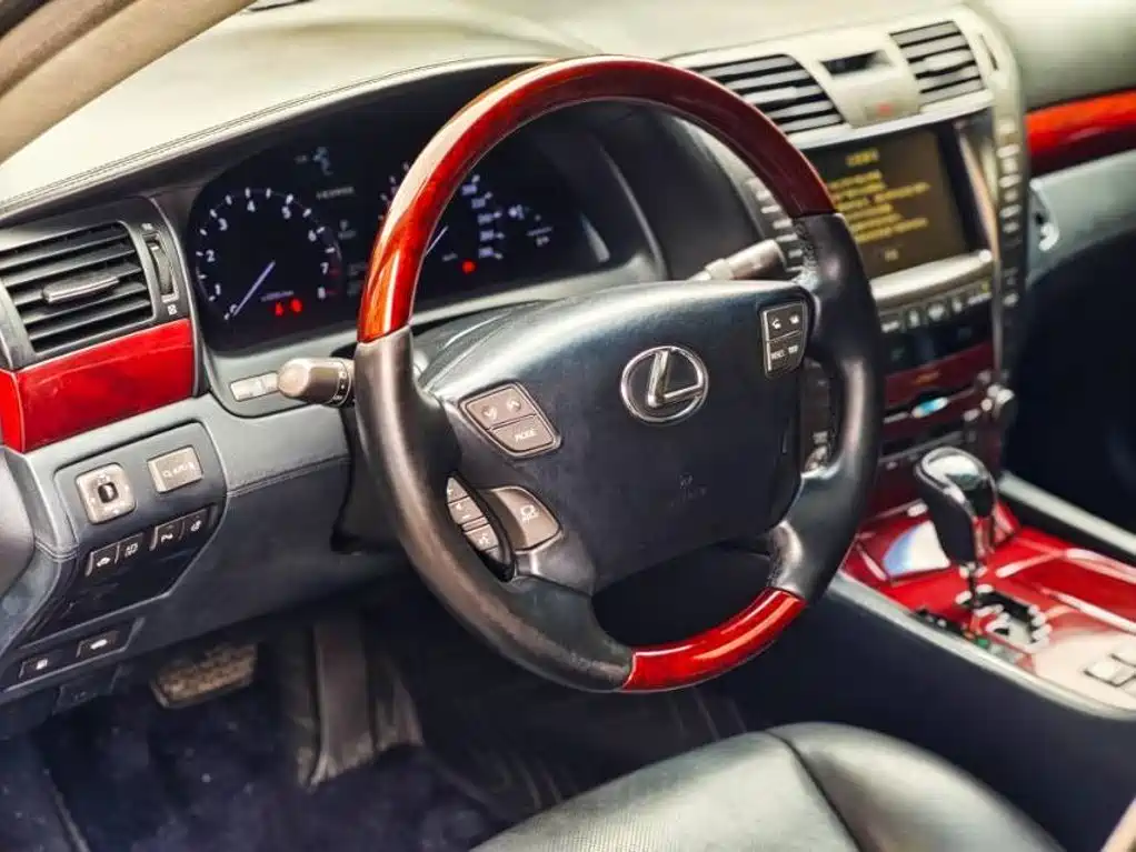 Фото 11 - Lexus LS