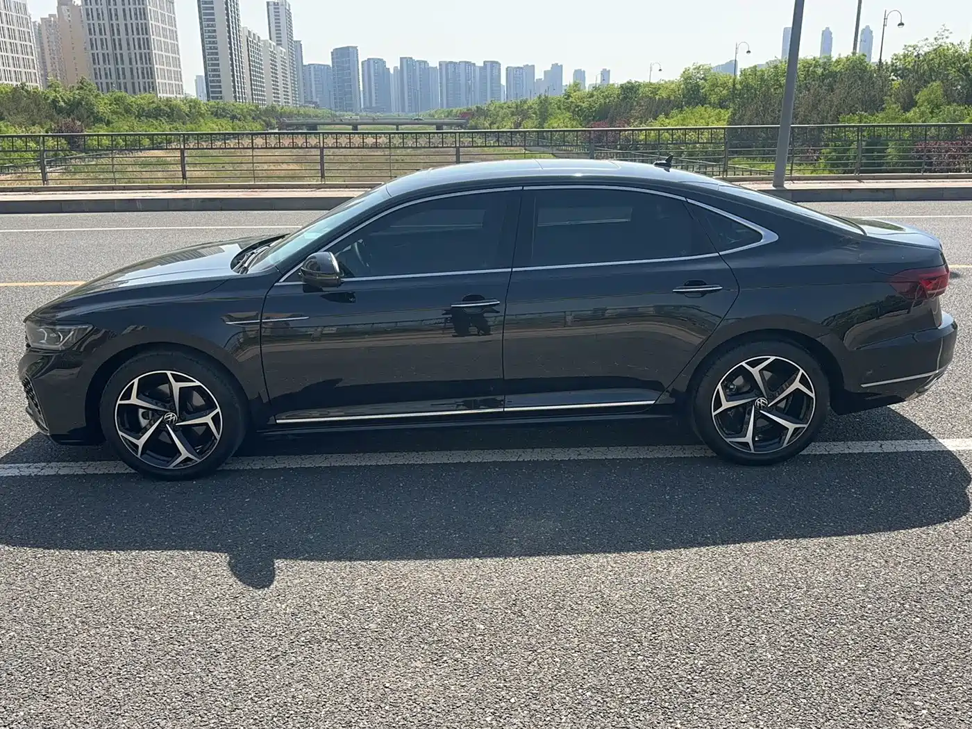 Volkswagen Passat 2023 330TSI Starlight Luxury Edition фото 10