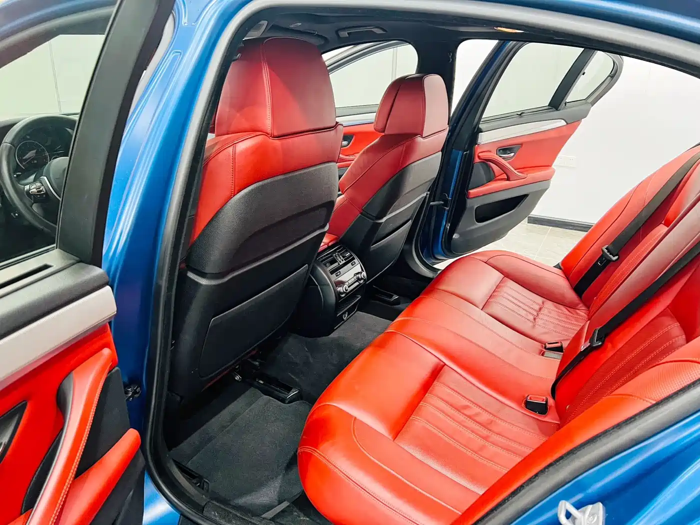 BMW M5 2014 M5 Year of the Horse Limited Edition фото 12