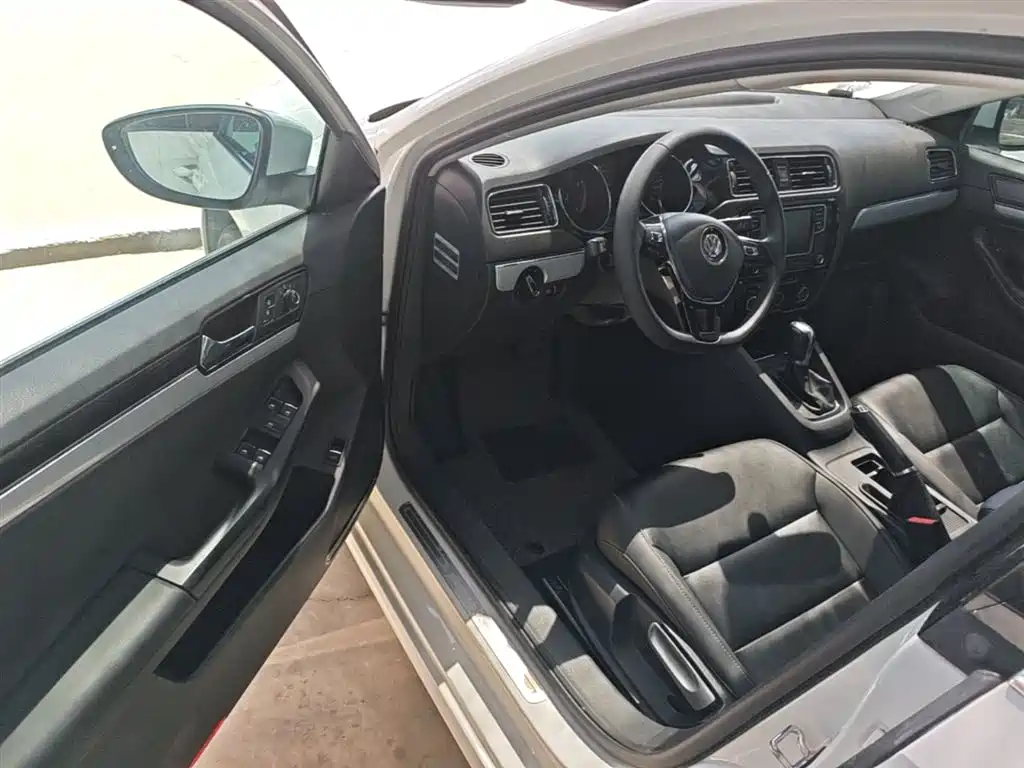 Volkswagen Sagitar 2017 1.6L Automatic Comfort фото 16