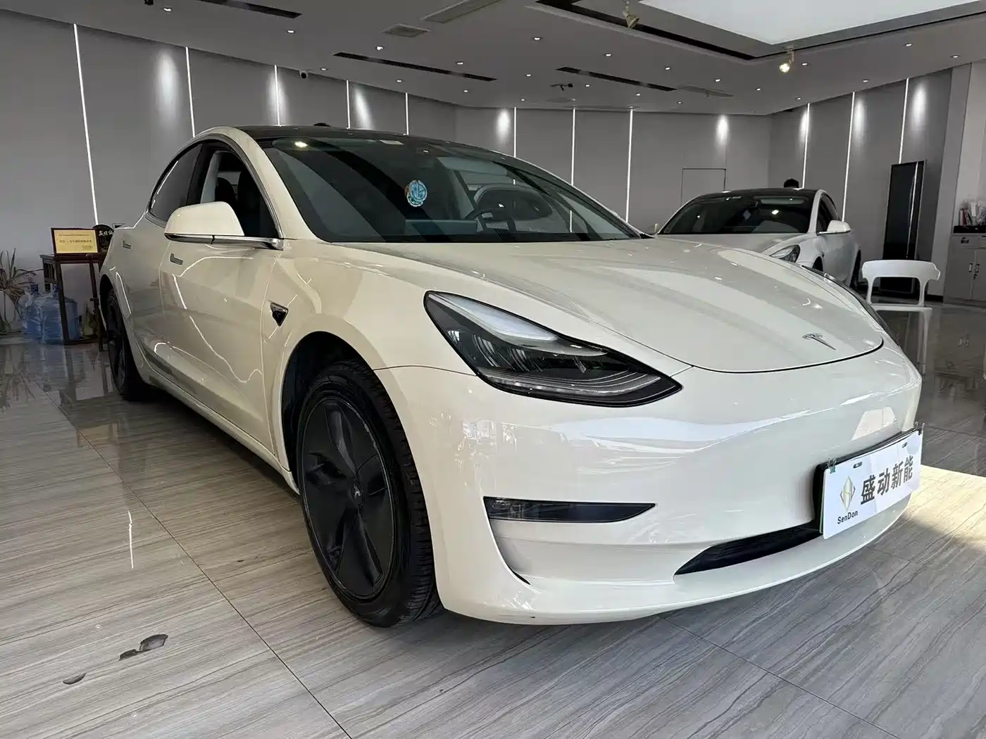 TESLA MODEL 3