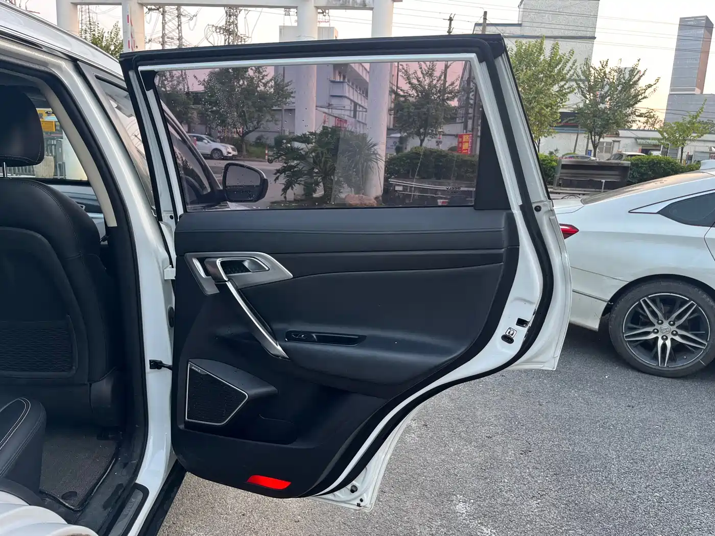 Фото 19 - Geely Atlas
