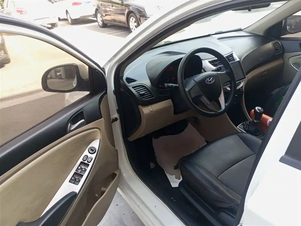 Hyundai Verna 2014 1.4L Manual Smart GLS фото 16