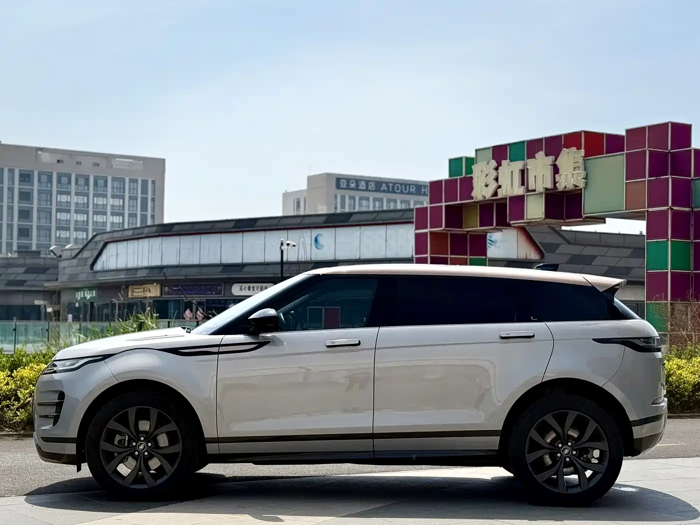 Land Rover Range Rover Evoque 2023 Range Rover Evoque L 249PS Corinthian Bronze Special Edition фото 3