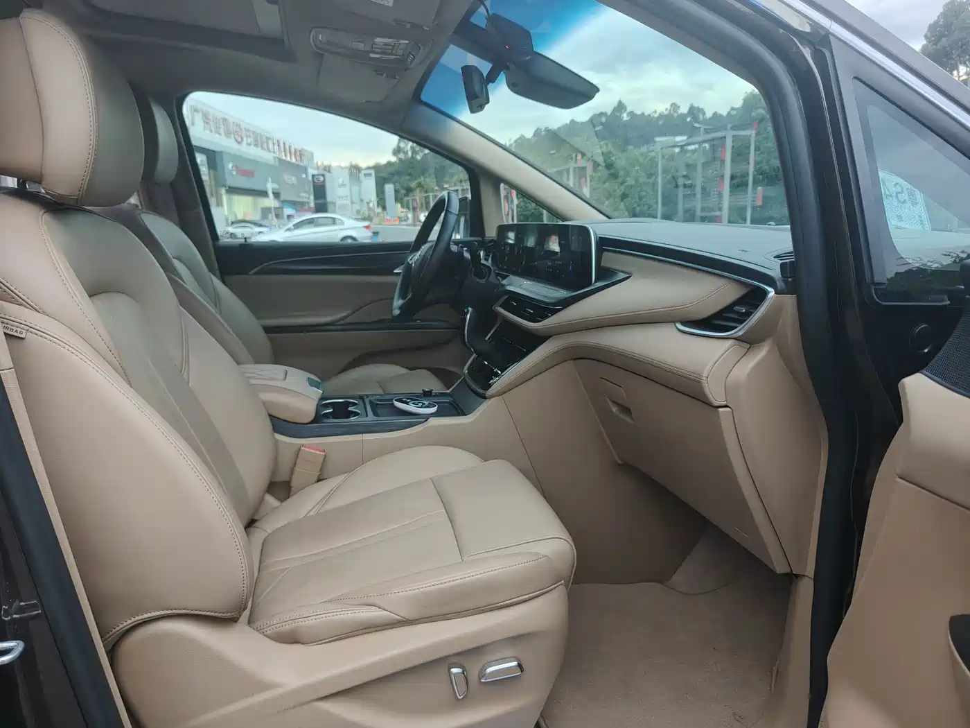 Photo 13 - Buick GL8