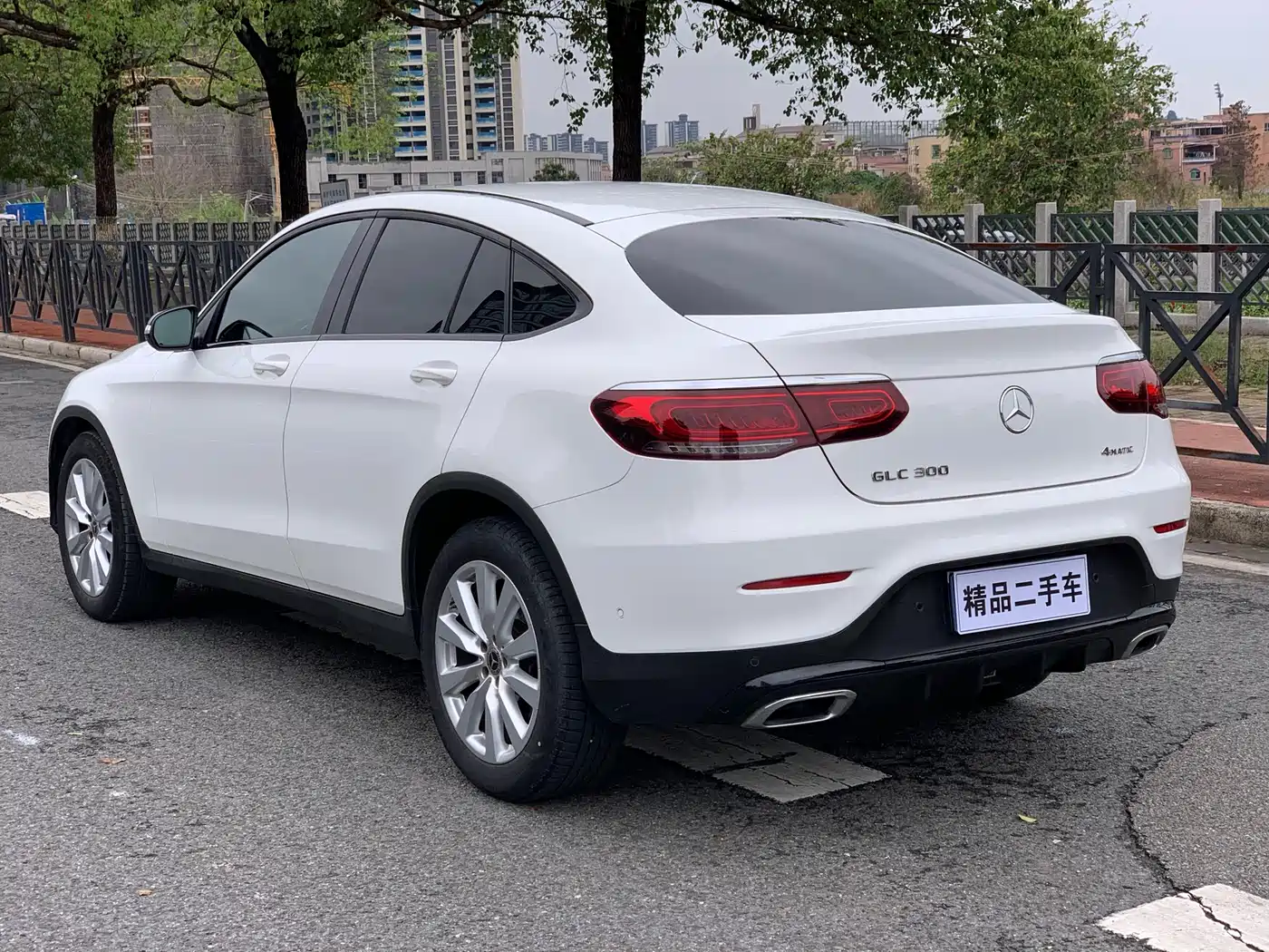 Mercedes-Benz GLC Coupe 2020 GLC 260 4MATIC Coupe SUV фото 4