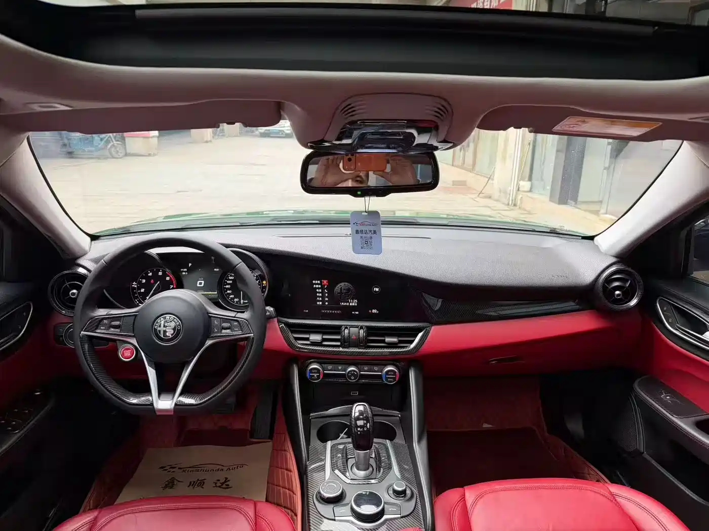 Alfa Romeo Giulia 2018 2.0T 200HP Luxury Carbon Fiber Limited Edition фото 6