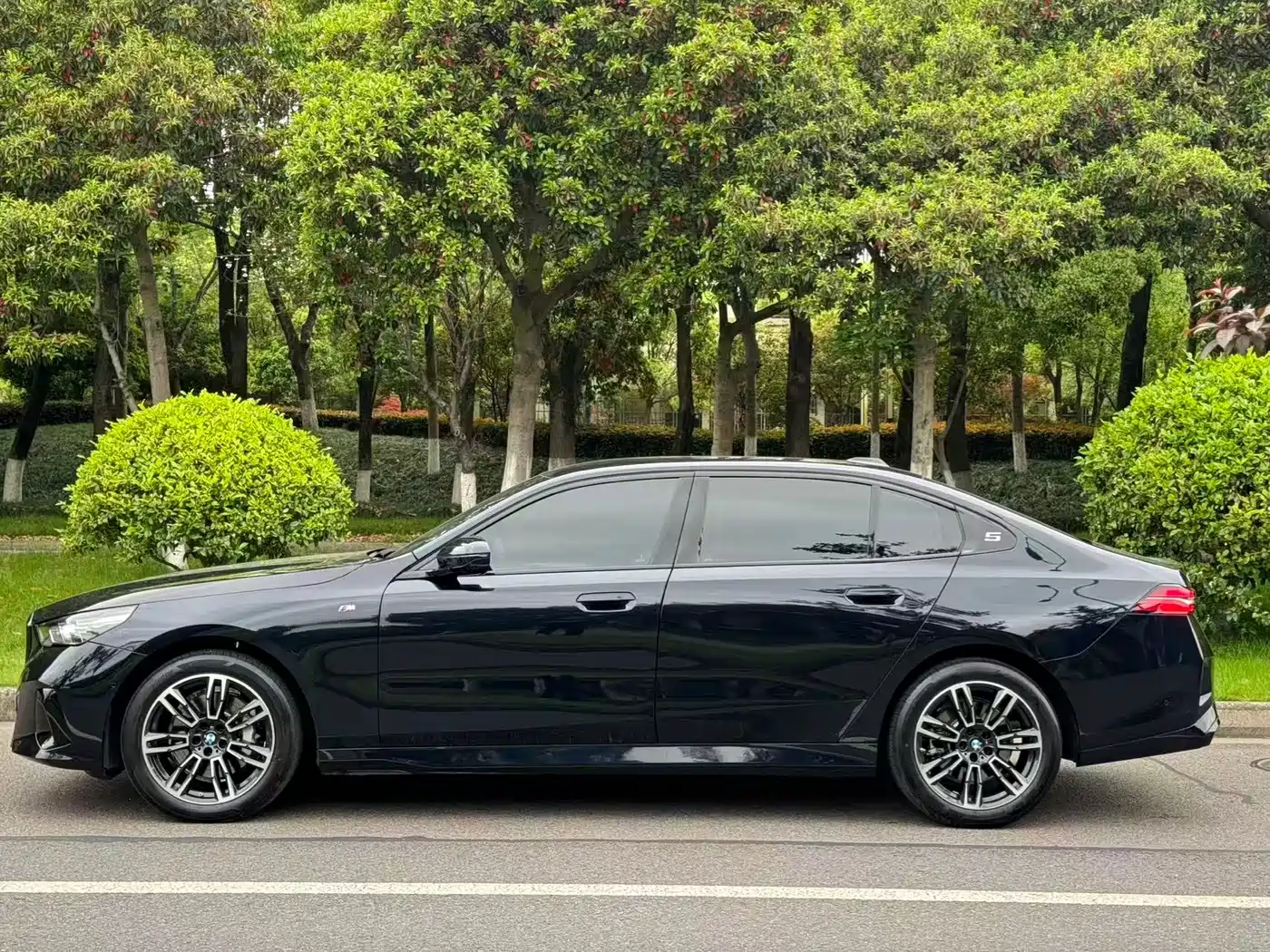 BMW 5 Series 2025 530Li Leading M Sport Package фото 3