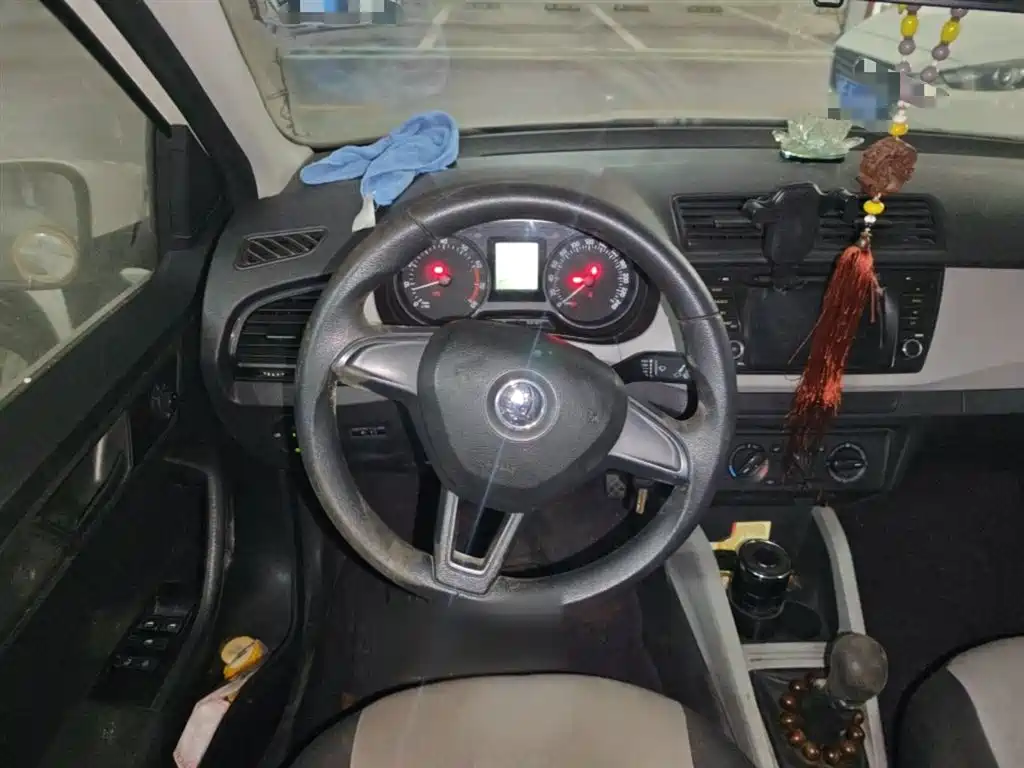 Škoda Fabia 2015 1.4L Manual Advance Edition фото 3