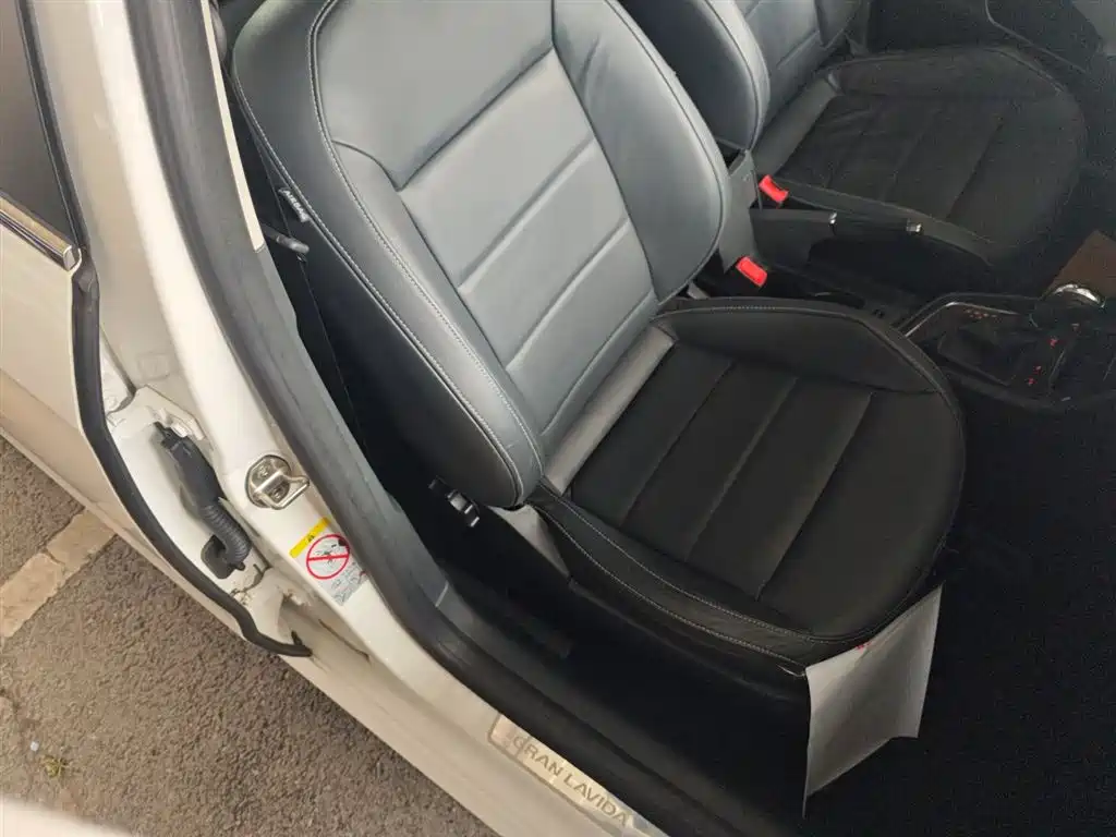Volkswagen Lavida Tour 2015 1.6L Automatic Comfort Edition фото 25