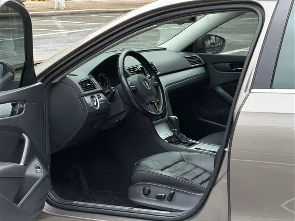 Volkswagen Passat 2014 2.0TSI DSG Executive Edition фото 14