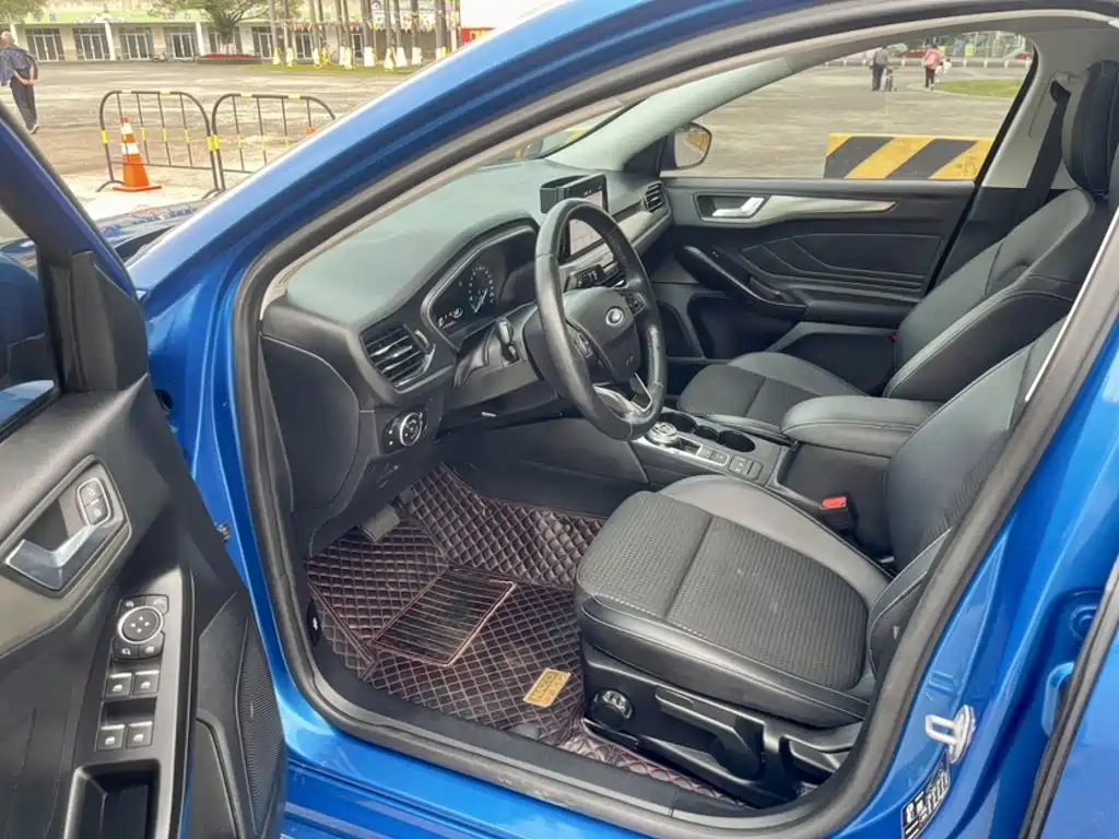 Фото 15 - Ford Focus