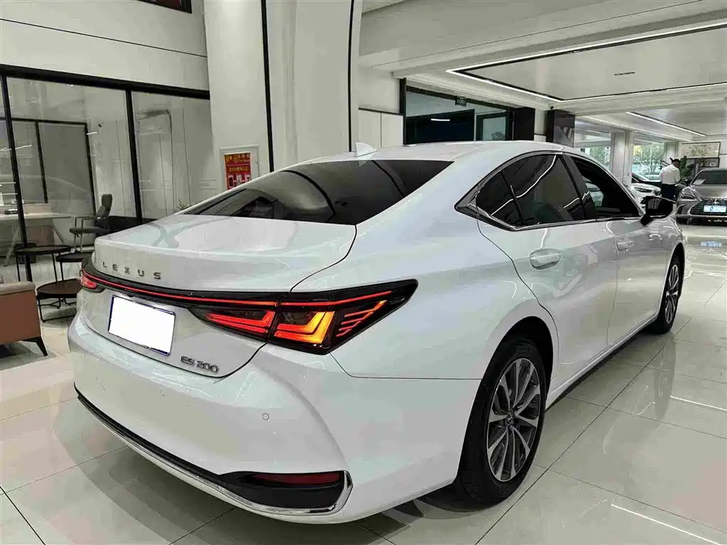 Lexus ES 2026 2025 200 Ultimate Edition