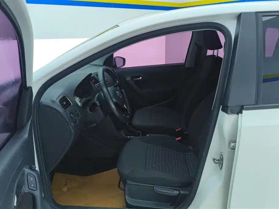 Volkswagen Polo 2016 1.6L Automatic Comfort фото 9