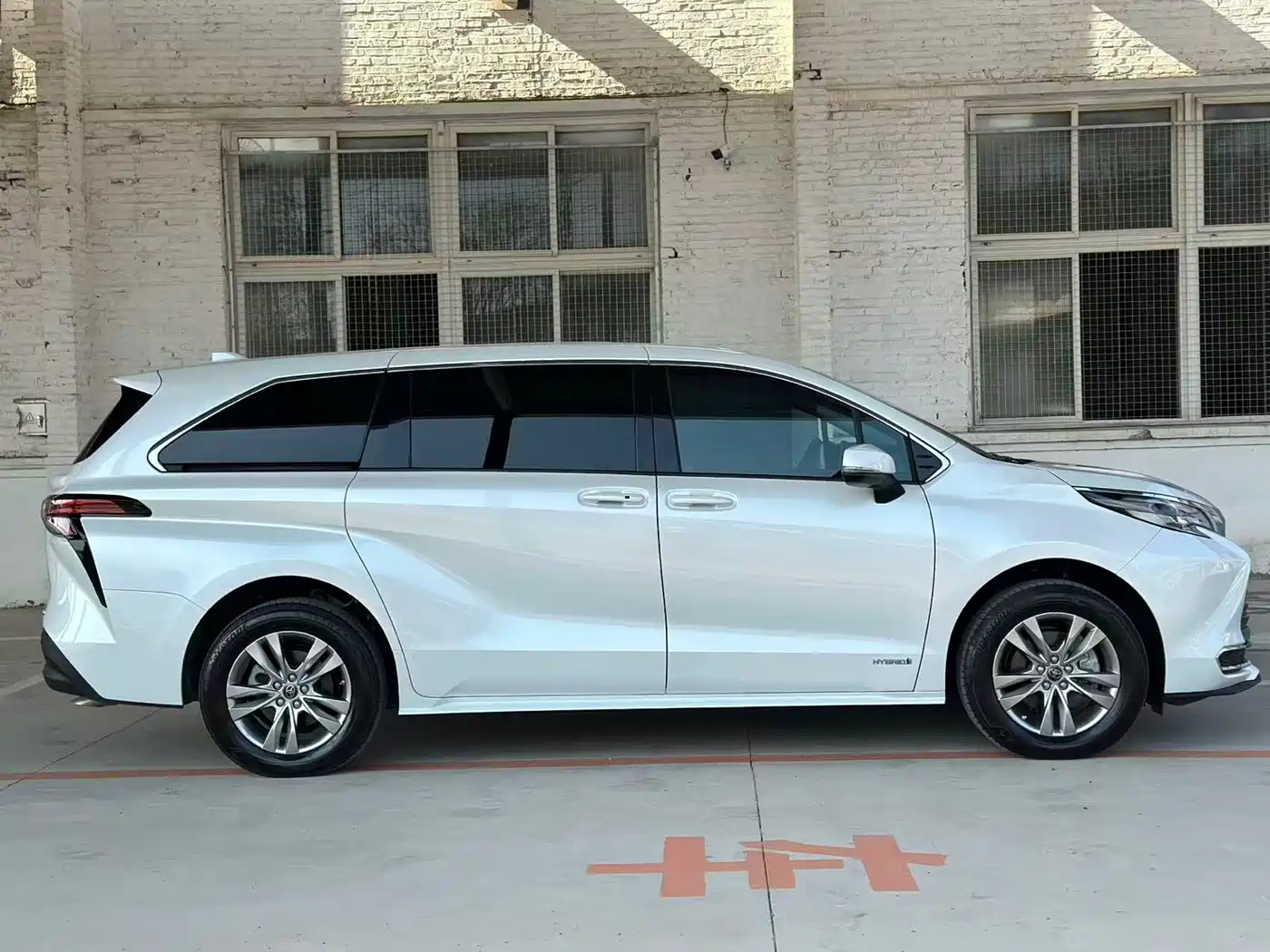 Toyota Sienna 2023 2.5L Hybrid Comfort Edition фото 7