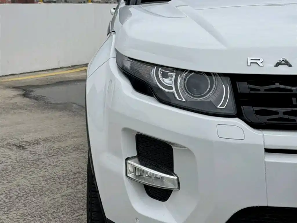 Land Rover Range Rover Evoque 2015 2.0T 5-Door Dynamic Edition фото 4