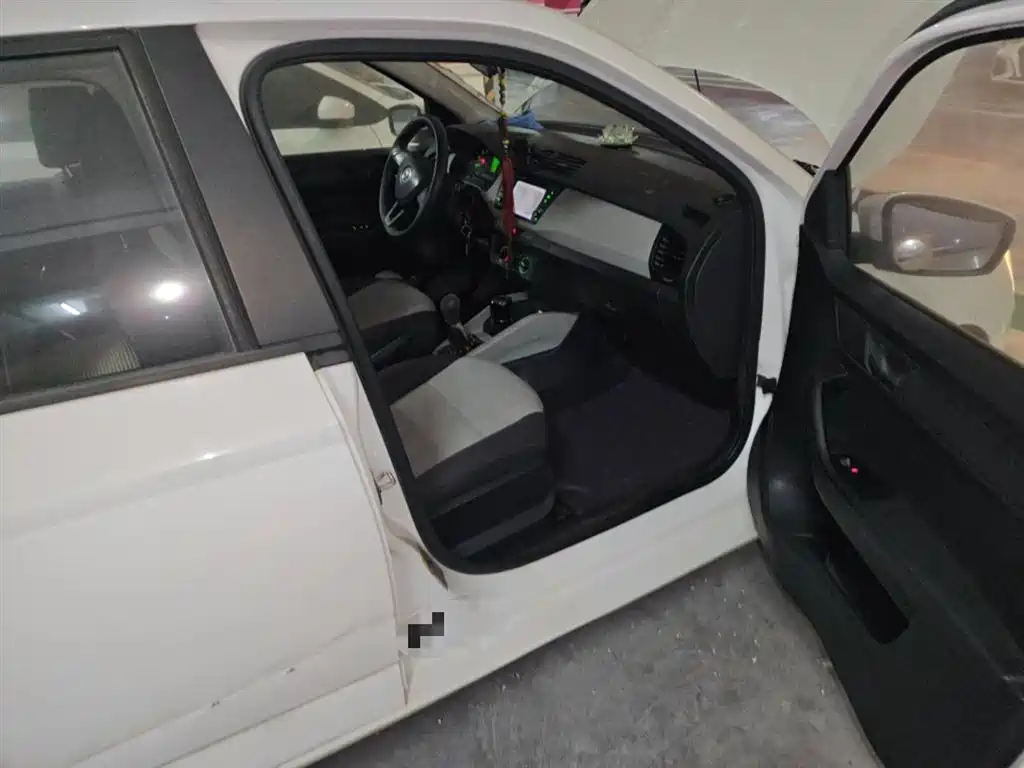 Škoda Fabia 2015 1.4L Manual Advance Edition фото 20