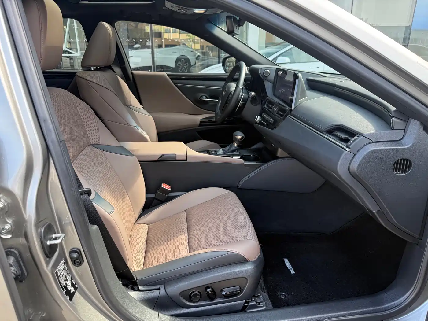 Lexus ES 2023 200 Excellence Edition фото 6