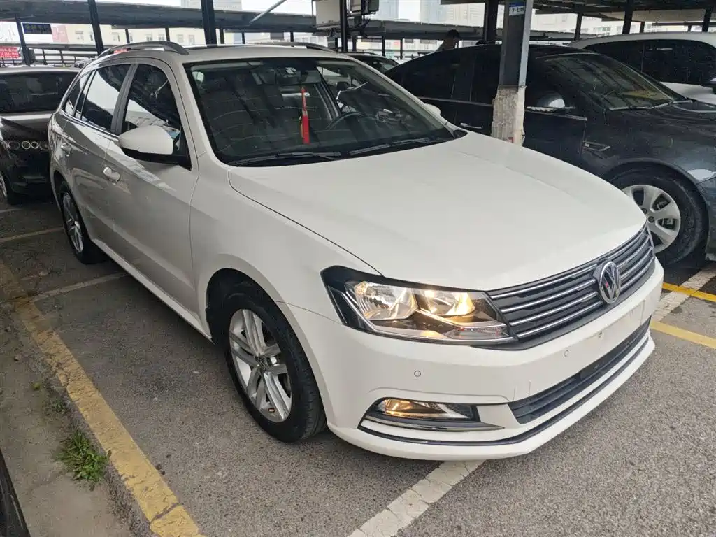 Volkswagen Lavida Tour 2015 1.6L Automatic Comfort Edition фото 4