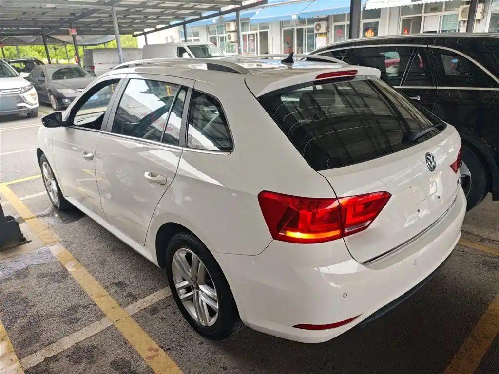 Volkswagen Lavida Tour 2015 1.6L Automatic Comfort Edition фото 5