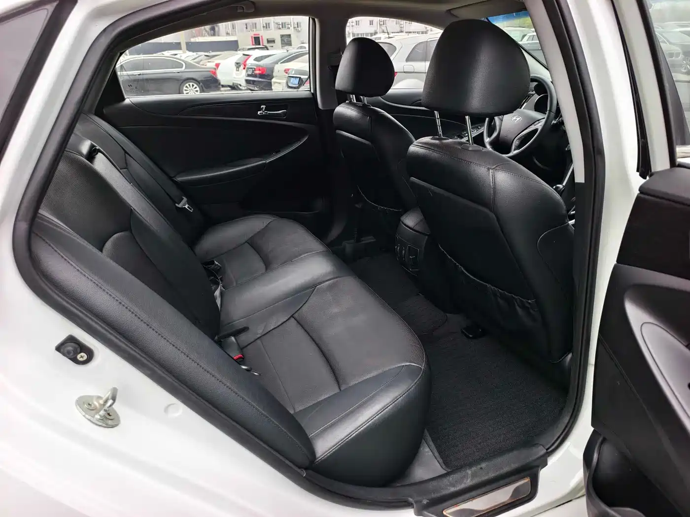 Hyundai Sonata 2011 2.0L Auto Premium Edition фото 15