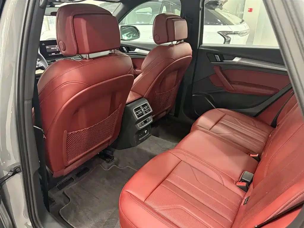 Audi Q5L 2025 45th Anniversary Edition 40 TFSI Luxury Sport фото 10