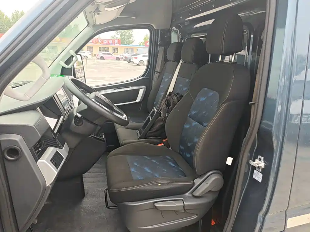 Dongfeng Yufeng Yufeng 2024 2023 V9+ 2.3T Manual FWD Van Short Wheelbase Medium Roof 3 Seater
