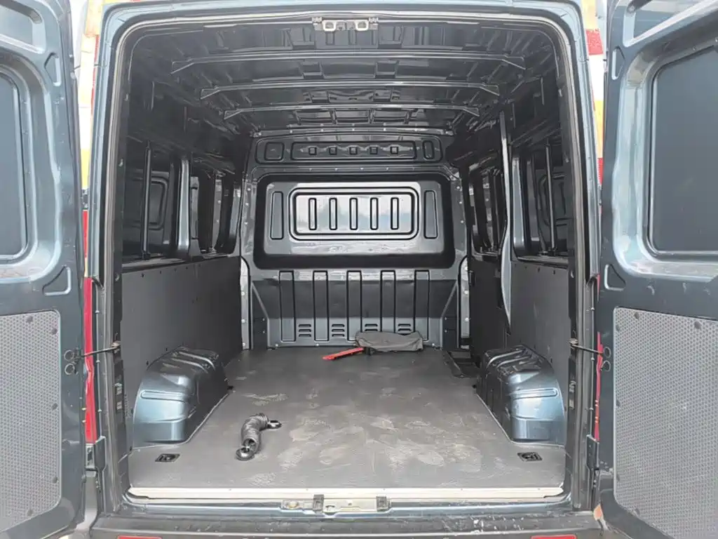 Dongfeng Yufeng Yufeng 2024 2023 V9+ 2.3T Manual FWD Van Short Wheelbase Medium Roof 3 Seater