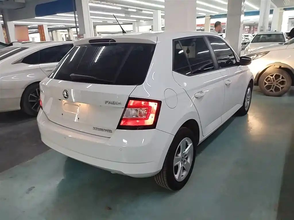 Škoda Fabia 2017 1.4L Auto Car Enjoy Edition фото 7