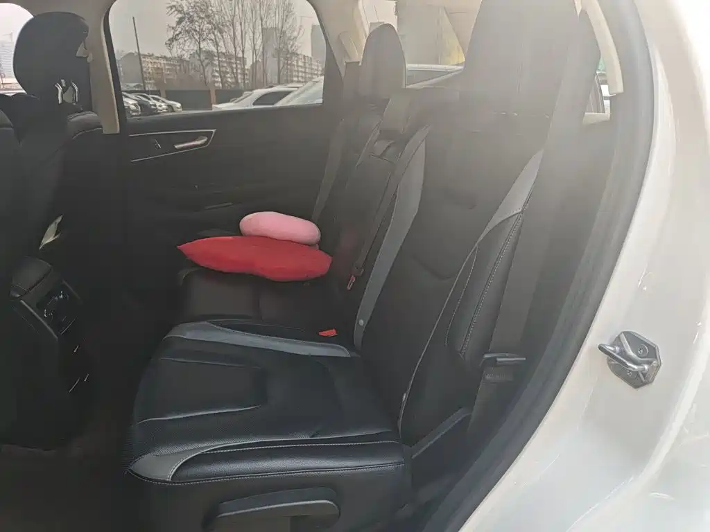 Фото 15 - Ford Edge