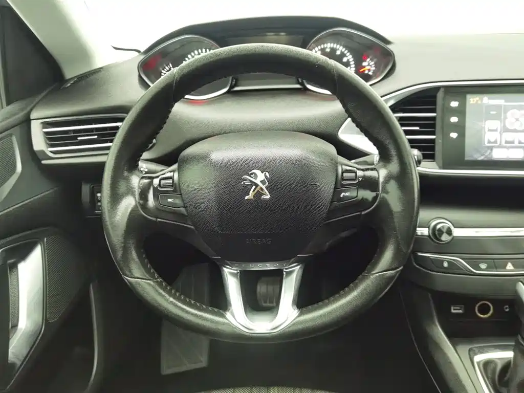 Peugeot 308S 2015 1.2T Auto Dynamic Edition фото 11