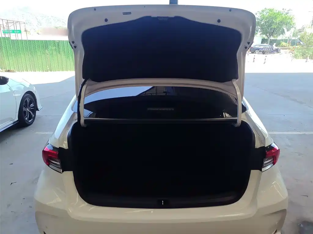 Toyota Corolla 2021 Hybrid 1.8L E-CVT Pioneer Edition фото 10