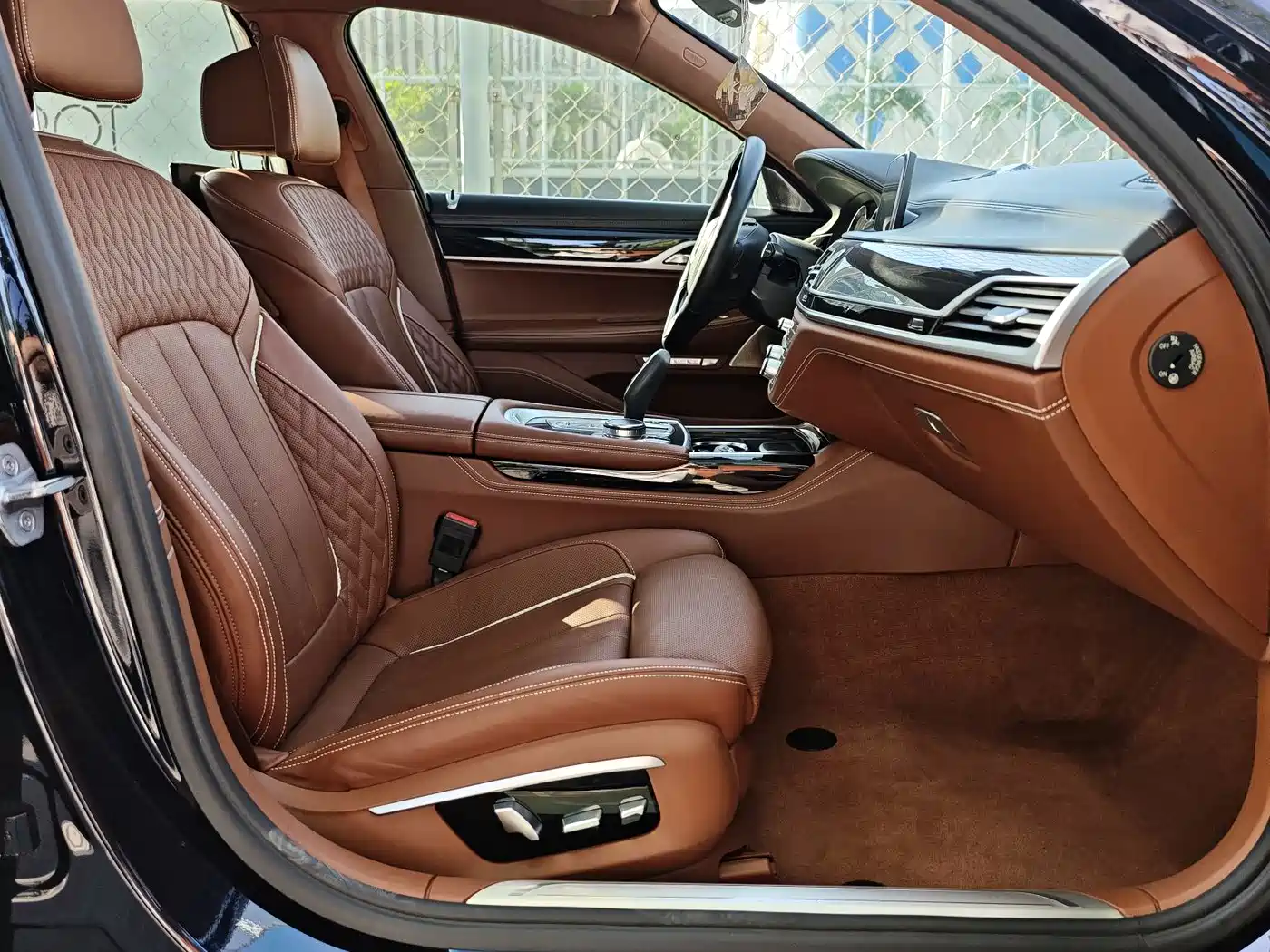BMW 7 Series 2017 750Li xDrive Customized Edition (4-Seater) фото 13