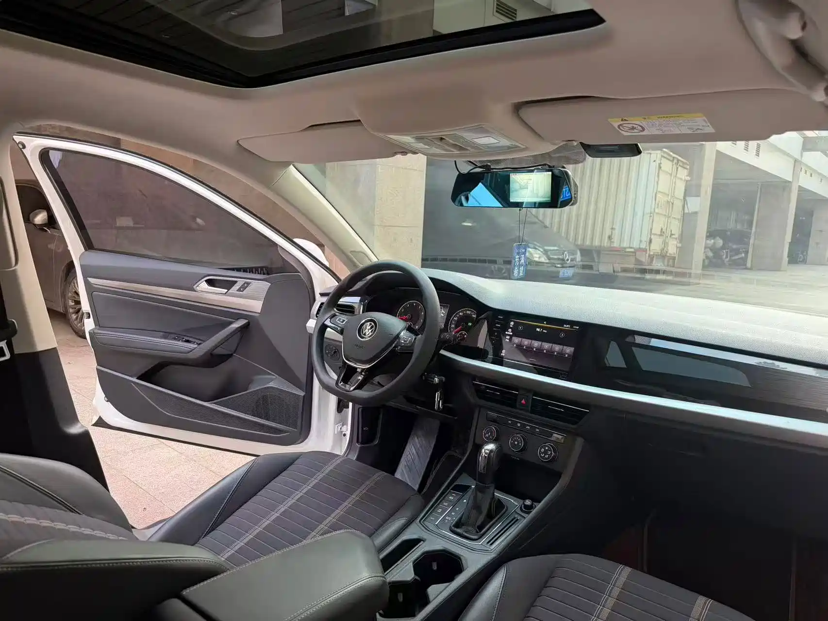 صورة 7 - Volkswagen Lavida