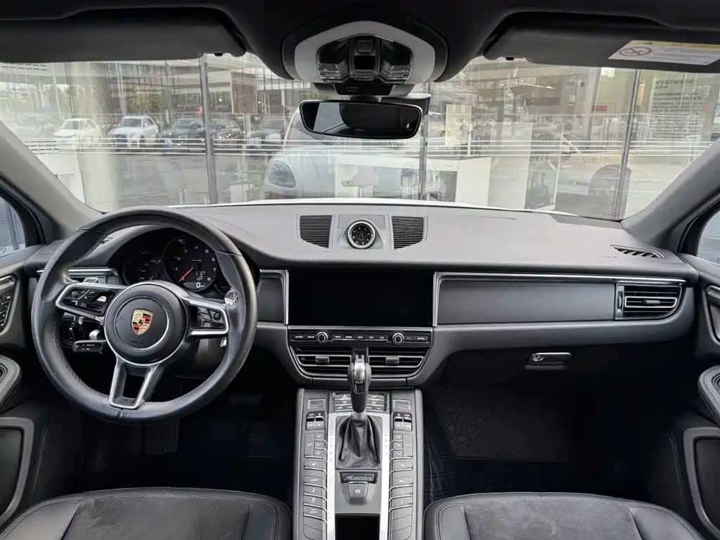 PORSCHE MACAN