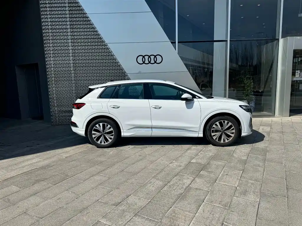 AUDI Q4 E TRON