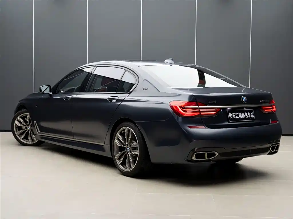 BMW 7 Series 2018 M760Li xDrive фото 4
