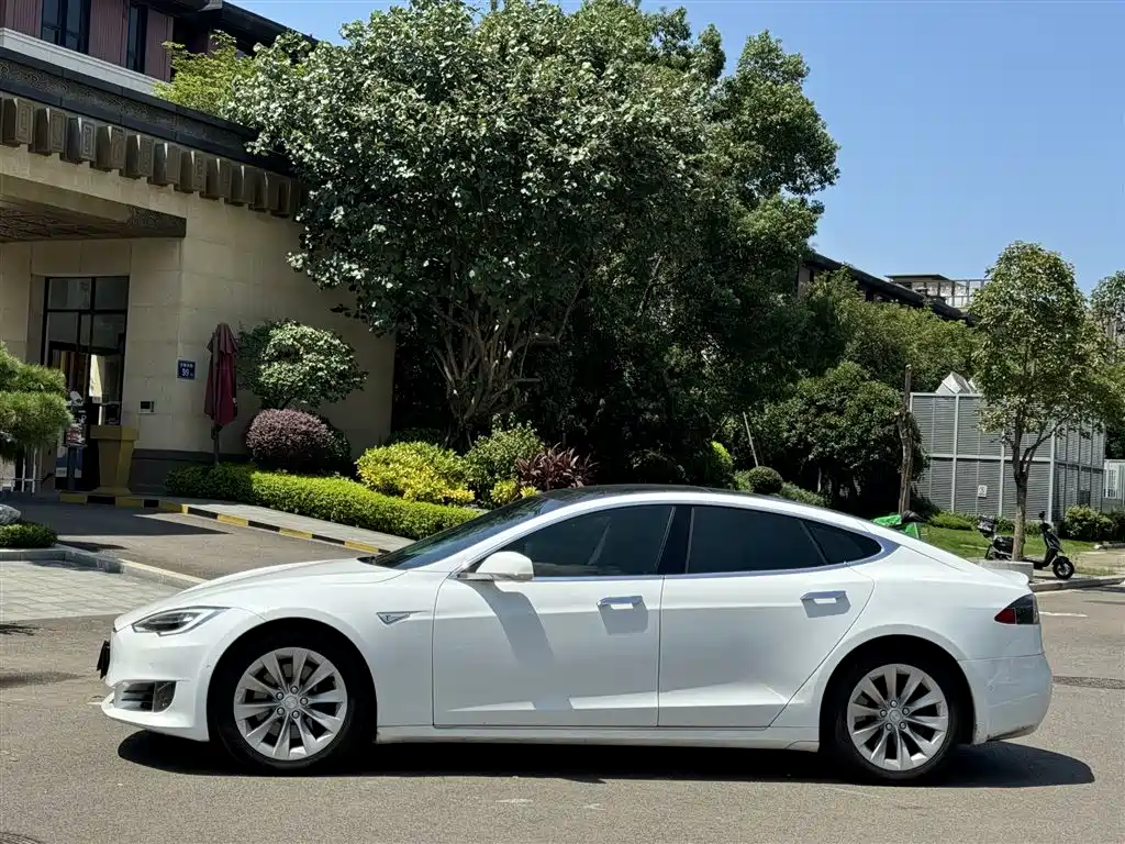 Photo 13 - Tesla Model S