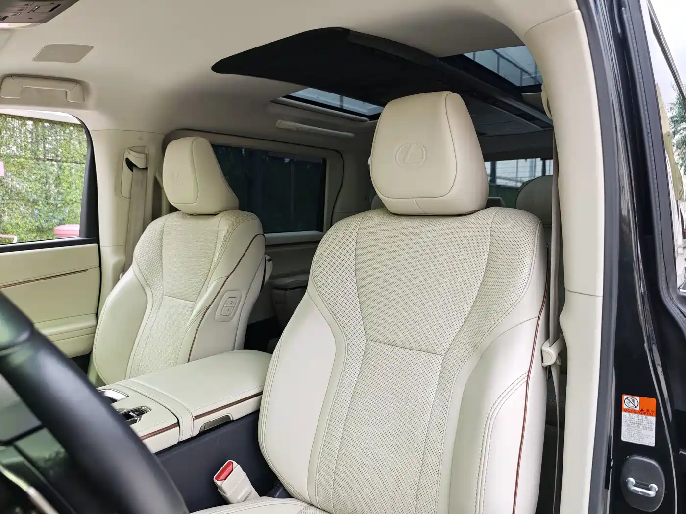 Lexus LM 2023 500h 6-Seater Prestige Edition фото 30