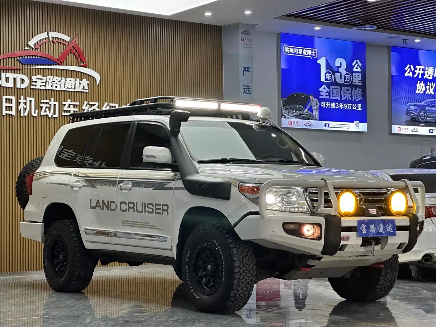 Toyota Land Cruiser 2012 4.6L Automatic VX-R фото 3
