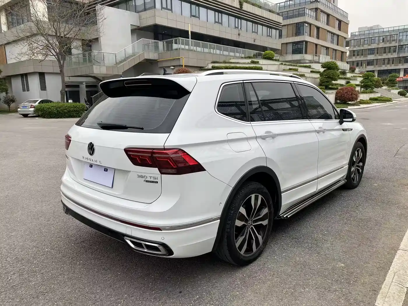 Volkswagen Tiguan L 2022 380TSI Automatic 4WD R-Line Cross Edition 7-Seater фото 7