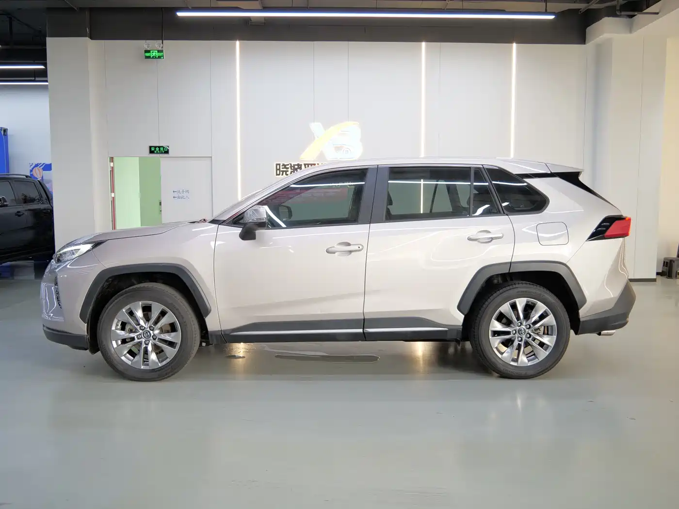 Toyota Wildlander 2020 2.0L CVT 2WD Luxury Edition фото 4